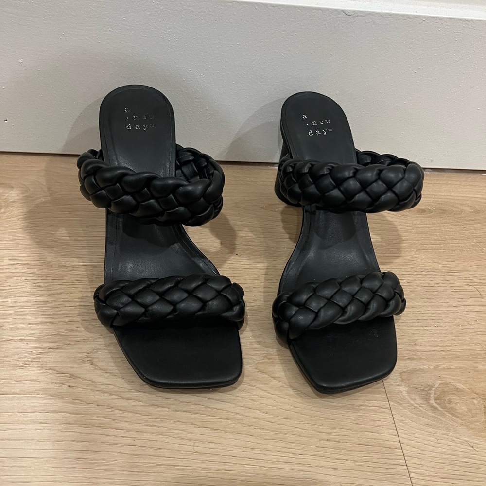 Braided detail, round chunky low heel